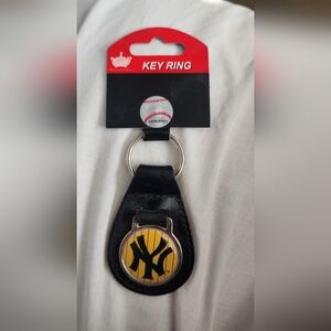 NWT New York Yankees Logo Leather Key Fob Keychain
